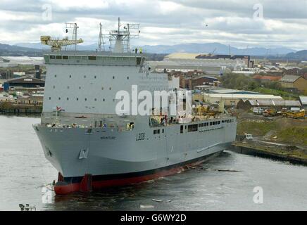 Die RFA Mounts Bay trifft beim Start auf die North Quay-Seite und hinterlässt eine Delle direkt über der Wasserlinie. RFA Mounts Bay ist das erste Schiff im Auftrag des in Clyde ansässigen Kriegsschiff-Auftragnehmers BAE Systems in Glasgow. Das 176 Meter lange 16,000-Tonnen-Schiff wird für die zweite Welle eines amphibischen Angriffs an Land eingesetzt. Stockfoto