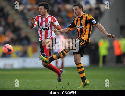 James Chester von Hull City (rechts) und Ignacio Scocco von Sunderland (links) kämpfen um den Ball. Stockfoto