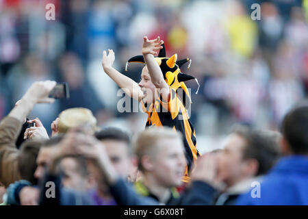 Fußball - FA Cup - Sechste Runde - Hull City / Sunderland - KC Stadium. Ein junger Hull-Fan feiert seinen Sieg über sunderland im Jahr 3-0 während des Spiels der sechsten Runde des FA Cup im KC-Stadion Hull. Stockfoto