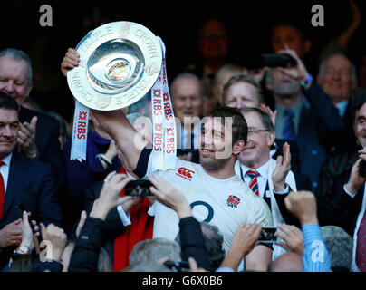 Der englische Kapitän Chris Robshaw hebt die Triple Crown-Trophäe nach dem Sieg im RBS Six Nations-Spiel in Twickenham, London. Stockfoto