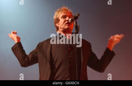 Sänger Simon Le Bon von der 80er Jahre Popgruppe Duran Duran tritt live in der Wembley Arena in West London auf. Stockfoto