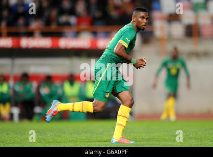 Fußball - Internationale Freundschaften - Portugal gegen Kamerun - Estadio Dr Magalhaes Pessoa. Samuel Eto'o, Kamerun Stockfoto