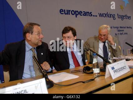 (L-R) Generalsekretär der EU, Javier Solana, irischer Außenminister, Brian Cowen und EU-Kommissar für auswärtige Angelegenheiten, Chris Patten, beim informellen Treffen der Außenminister in Tullamore, Co Offaly, Irland. Stockfoto