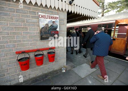 Pferderennen - 2014 Cheltenham Festival - Champion Day - Cheltenham Rennbahn. Rennfahrer steigen aus einem Zug aus, während sie vor dem Champion Day, während des Cheltenham Festivals, zur Rennbahn fahren. Stockfoto