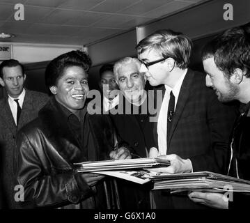 3. MAI: An diesem Tag im Jahr 1933 wurde Sänger James Brown geboren. James Brown signiert Autogramme bei seiner Ankunft in London, er ist in Großbritannien, um in der TV-Pop-Sendung "Ready, Steady, Go" zu erscheinen, bevor er nach Paris fliegt. Stockfoto