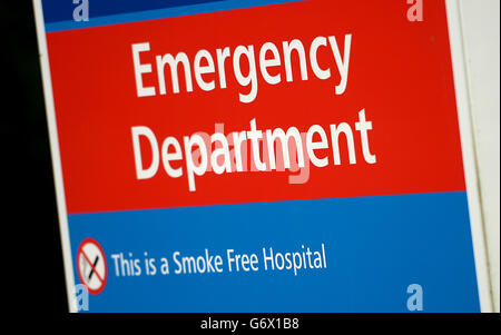 Allgemeine Ansicht der Beschilderung für die Notaufnahme am Basingstoke and North Hampshire Hospital, auch darauf hinweist, dass es ein rauchfreies Krankenhaus ist Stockfoto