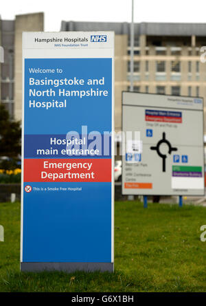 Allgemeine Ansicht der Beschilderung für Basingstoke und North Hampshire Hospital vor dem Haupteingang Stockfoto