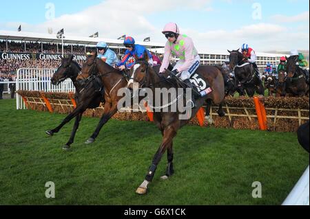 Vautour mit Ruby Walsh (rechts) gewinnt das Sky Bet Supreme Novices' Hurdle Race am Champion Day auf der Cheltenham Racecourse, Cheltenham. Stockfoto