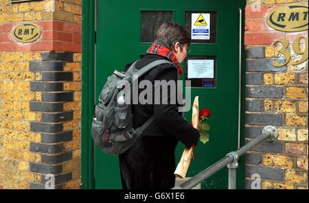 Sarah Friday, die pensionierte Londoner U-Bahn-Fahrerin, würdigt den Leiter der Rail, Maritime and Transport Union (RMT), Bob Crow, nach der Ankündigung seines Todes vor der Zentrale der RMT im Zentrum von London. Stockfoto