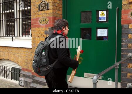 Sarah Friday, die pensionierte Londoner U-Bahn-Fahrerin, würdigt den Leiter der Rail, Maritime and Transport Union (RMT), Bob Crow, nach der Ankündigung seines Todes vor der Zentrale der RMT im Zentrum von London. Stockfoto