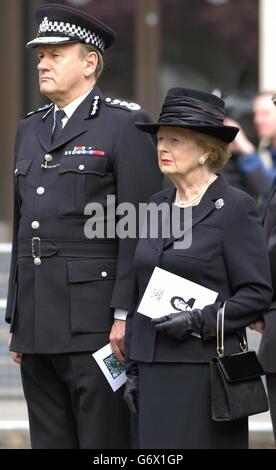 Der Metropolitan Police Commissioner Sir John Stevens und die ehemalige konservative Premierministerin Margaret Thatcher nehmen an einem Gedenkgottesdienst für die WPC Yvonne Fletcher auf dem St. James's Square in London Teil, wo sie vor 20 Jahren bei Demonstrationen vor der libyschen Botschaft erschossen wurde. Stockfoto