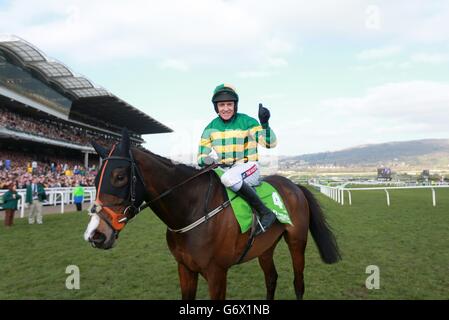 Jockey Barry Geraghty feiert auf Jezki nach dem Sieg in der Stan James Champion Hurdle Challenge Trophy während des Champion Day auf der Cheltenham Racecourse, Cheltenham Stockfoto