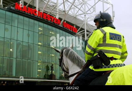 Polizeibeamte auf dem Old Trafford Ground von Manchester United, wo nach der Terrorismusverhaftung von 10 Personen für das heutige Manchester United Spiel gegen Charlton zusätzliche Sicherheitskontrollen durchgeführt wurden, bestätigte der Verein. United beschloss, eine erhöhte Anzahl von Durchsuchungen durchzuführen und warnte alle Unterstützer, so früh wie möglich zu Boden zu kommen. Stockfoto