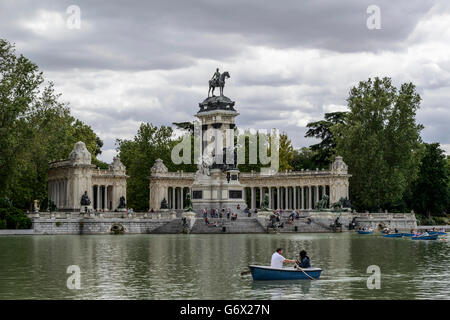 Bootfahren See Parque del Retiro, Madrid, City, Spanien. Stockfoto