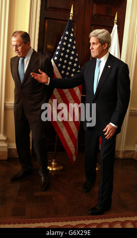 Der US-Außenminister John Kerry (rechts) trifft sich mit dem russischen Außenminister Sergej Lawrow (links) in der US-Botschafterresidenz zu Gesprächen über die aktuelle politische Lage in der Ukraine im Zentrum von London. Stockfoto