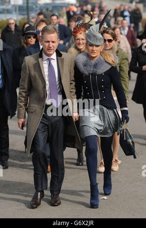 Horse Racing - 2014 Cheltenham Festival - Cheltenham Gold Cup Tag - Cheltenham Racecourse Stockfoto