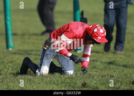 Jockey Ruby Walsh, nachdem Abbyssial während der JCB Triumph Hürde am Gold Cup Day, während des Cheltenham Festivals, am ersten Zaun gefallen war. Stockfoto