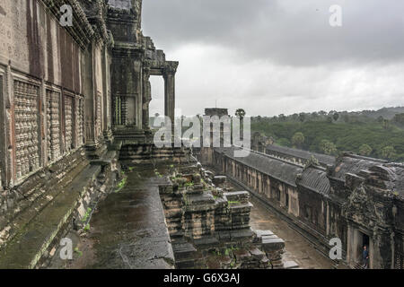 Zentrieren Sie, Tempel, Innenhof im Regen, Vögel und Insekten in den Himmel, Angkor Wat, Kambodscha Stockfoto