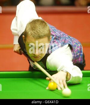 Schottlands Stephen Hendry in Aktion während seines zweiten Runden-Spiels gegen Barry knickt bei den 2004 Embassy World Snooker Championships in Sheffield. Stockfoto