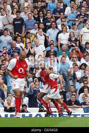 Arsenals Patrick Vieira (Mitte) feiert sein Tor gegen Tottenham Hotspur mit Teamkollege Dennis Bergkamp während des Barclaycard Premiership-Spiels in der White Hart Lane, London. Stockfoto