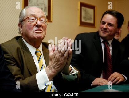 Jean-Marie Le Pen, Vorsitzender der französischen Front National, mit Nick Griffin, rechts, bei einer Pressekonferenz im Cresta Court Hotel in Altrincham, Cheshire. Der rechtsextreme Politiker war von Innenminister David Blunkett gewarnt worden, dass er mit einer Verhaftung konfrontiert sei, wenn er etwas tat, um Rassenhass zu schüren. Stockfoto