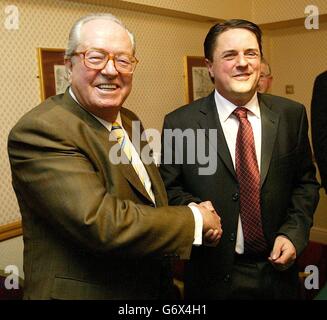 Jean-Marie Le Pen, Vorsitzender der französischen Front National, mit Nick Griffin, rechts, bei einer Pressekonferenz im Cresta Court Hotel in Altrincham, Cheshire. Der rechtsextreme Politiker war von Innenminister David Blunkett gewarnt worden, dass er mit einer Verhaftung konfrontiert sei, wenn er etwas tat, um Rassenhass zu schüren. Stockfoto