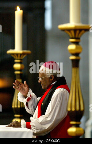 Der südafrikanische anglikanische Prälat und langjährige Anti-Apartheid-Kämpfer, Erzbischof Desmond Tutu, nimmt an einem Dankesdienst in der St. Paul's Cathedral, London, Teil, um den 10. Jahrestag der Geburt der Demokratie in Südafrika zu feiern. Stockfoto