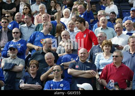 Leicester City / Manchester City. Leicester City Fans, während FA Barclaycard Premiership Spiel, im Walkers Stadium, Leicester Stockfoto