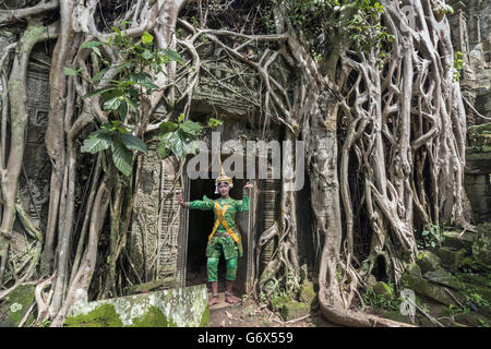 Khmer klassische Tänzerin im Ta Prohm Tempel mit Würgefeige (Ficus Gibbosa), in der Nähe von Siem Reap, Kambodscha Stockfoto