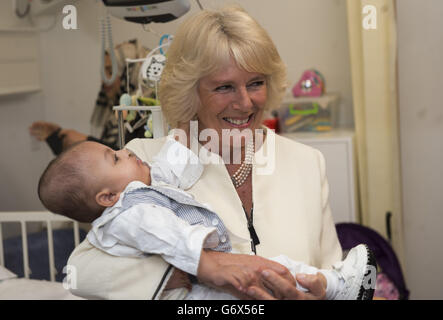 Die Herzogin von Cornwall hält die 10 Monate alte Maijed Dhaif, als sie die Operationssuite besucht, während sie und der Prinz von Wales offiziell das neue Chelsea Children's Hospital im Chelsea and Westminster Hospital in London eröffnen. Stockfoto