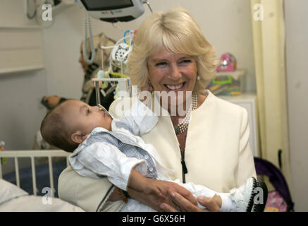 Die Herzogin von Cornwall hält die 10 Monate alte Maijed Dhaif, als sie die Operationssuite besucht, während sie und der Prinz von Wales offiziell das neue Chelsea Children's Hospital im Chelsea and Westminster Hospital in London eröffnen. Stockfoto