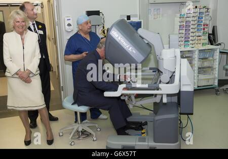 Der Prinz von Wales und die Herzogin von Cornwall betrachten den Roboter „Da Vinci“, als sie das neue Chelsea Children's Hospital im Chelsea and Westminster Hospital in London offiziell eröffnen. Stockfoto