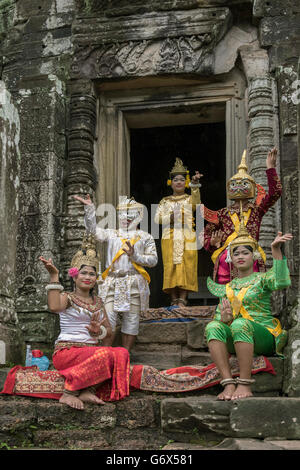 Khmer Tanz Truppe auf den Stufen des Bayon Tempel im Regen, Angkor Thom, Siem Reap, Kambodscha Stockfoto