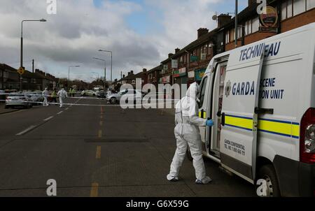 Ein Mitglied des Garda Forensik Teams an der Szene auf Fassaugh Avenue, Cabra, Nord Dublin, wo ein Mann schwer verletzt vor dem Cabra House Pub gefunden wurde. Stockfoto