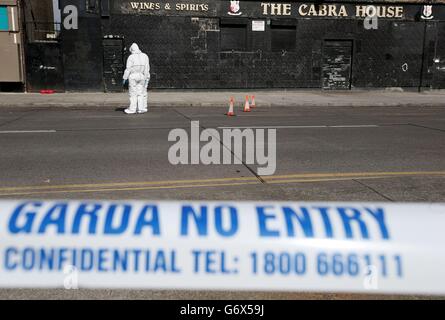 Ein Mitglied des Garda Forensik Teams an der Szene auf Fassaugh Avenue, Cabra, Nord Dublin, wo ein Mann schwer verletzt vor dem Cabra House Pub gefunden wurde. Stockfoto