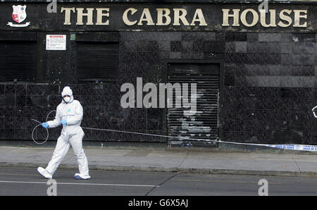 Ein Mitglied des Garda Forensik Teams an der Szene auf Fassaugh Avenue, Cabra, Nord Dublin, wo ein Mann schwer verletzt vor dem Cabra House Pub gefunden wurde. Stockfoto