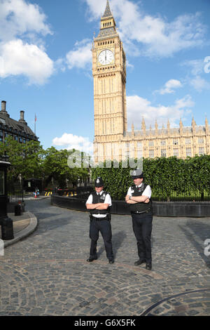 London-Uk 24.06.2016 Polizei stehen Wache beim Houses of Parliament, die nach dem EU-Referendum. Vereinigtes Königreich hat Urlaub gewählt. Stockfoto