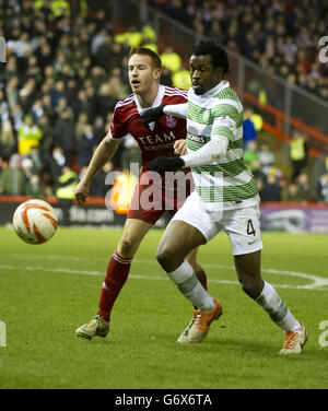 Fußball - Scottish Premier League - Aberdeen / Celtic - Pittodrie Stadium. Efe Ambrose von Celtic unterbricht den Aberdeen-ADAM Rooney während des Spiels der Scottish Premier League im Pittodrie Stadium, Aberdeen. Stockfoto