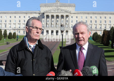 Stellvertretender Ministerpräsident Martin McGuinness (rechts) mit Gerry Kelly Sinn Fein MLA im Gespräch mit den Medien im Parlamentsgebäude, Stormont. Stockfoto