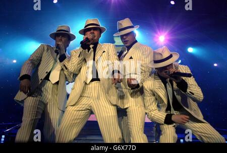 Westlife spielt live auf der Bühne im Odyssey in Belfast, Nordirland. Es ist das erste Mal, dass die Boyband als Vierer aufgetreten ist, nachdem Mitglied Bryan McFadden die Gruppe verlassen hat. Stockfoto