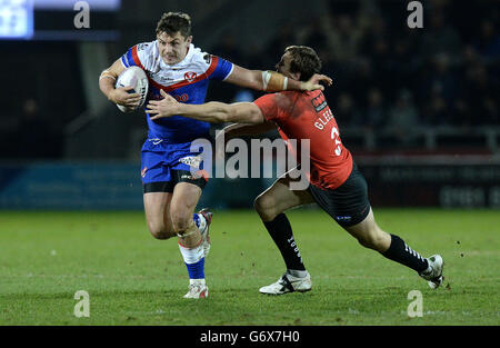 St. Helens Jon Wilkin wird von Martin Gleeson von Salford Red Devils während des ersten Utility Super League-Spiels im AJ Bell Stadium, Salford, angegangen. Stockfoto