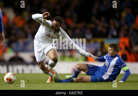 Fußball - UEFA Europa League - Runde der 32. Runde - zweite Etappe - Tottenham Hotspur gegen FC Dnipro Dnipropetrovsk - White Hart Lane. Tottenham Hotspur's Mousa Dembele (links) und Dnipro Dnipropetrovsks Ruslan Rotan in Aktion Stockfoto