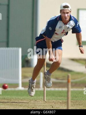 England Fast Bowler Simon Jones in Aktion während des Netzpraktikens auf dem Cricket Ground der University of West Indies, Barbados. Stockfoto