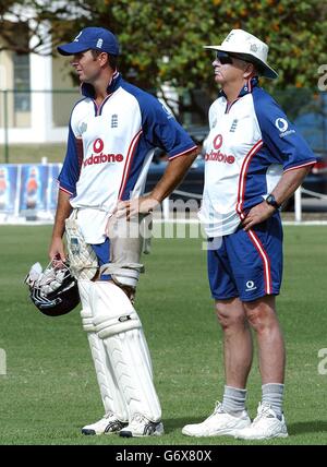 England Kapitän Michael Vaughan (links) und Trainer Duncan Fletcher, während des Netztrainers auf dem Cricket Ground der University of West Indies, Barbados. Stockfoto