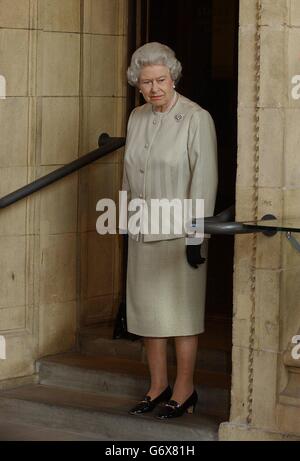 Die britische Königin Elizabeth II. Bei einem Besuch in der Royal Albert Hall in London, der das Ende eines 8-jährigen Restaurierungsprogramms markiert. Die Überholung eines der bekanntesten Wahrzeichen Londons hat 70 Millionen gekostet und umfasst zwei neue Foyers, umgestaltete Sitzgelegenheiten in den Ständen und im Kreis sowie einen besseren Zugang für behinderte Gäste. Stockfoto