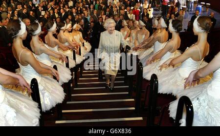 Die britische Königin Elizabeth II. Trifft Ballerinas, die während eines Besuchs eine Treppe der Royal Albert Hall säumen und damit das 8-jährige Restaurierungsprogramm beenden. Die Renovierung eines der bekanntesten Wahrzeichen Londons hat 70 Millionen gekostet und umfasst zwei neue Foyers, umgestaltete Sitzmöglichkeiten in den Ständen und im Kreis sowie einen besseren Zugang für behinderte Gäste. Stockfoto