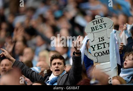 Fans von Manchester City halten ein Banner mit der Aufschrift „The Best is Yet to Come“ hoch. Stockfoto