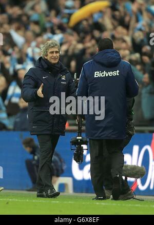 Fußball - Capital One Cup - Finale - Manchester City gegen Sunderland - Wembley Stadium. Manchester City Manager Manuel Pellegrini (links) schüttelt sich nach dem Schlusspfiff die Hände mit Sunderland Manager Gus Poyet (rechts) Stockfoto