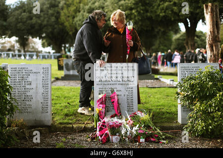 Foto. Kevin Flanagan im Gespräch mit Marie Barry, die Grainne Lynch im Mutter- und Babyhaus Bessboro geboren wurde, bei der dritten jährlichen Gedenkveranstaltung "Blumen für Magdalene" auf dem Friedhof von Glasnevin, Dublin, um alle Frauen zu markieren, die in den Wäschereien von Magdalene eingesperrt waren. Stockfoto