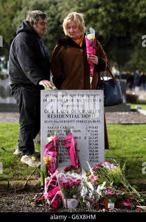 Foto. Kevin Flanagan im Gespräch mit Marie Barry, die Grainne Lynch im Mutter- und Babyhaus Bessboro geboren wurde, bei der dritten jährlichen Gedenkveranstaltung "Blumen für Magdalene" auf dem Friedhof von Glasnevin, Dublin, um alle Frauen zu markieren, die in den Wäschereien von Magdalene eingesperrt waren. Stockfoto